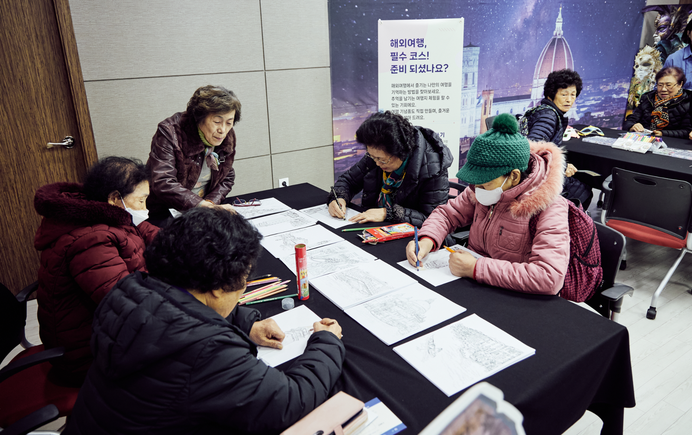 글로벌 가상현실(VR) 여행 프로그램에 어른신들이 참가했다./사진제공=용산구