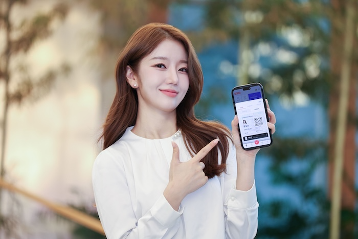 SK텔레콤, KT, LG유플러스 등 이동통신 3사는 세계 최초로 신분증 확인과 결제를 동시에 진행할 수 있는 '패스(PASS) 신분증결제' 서비스를 출시한다고 1일 밝혔다. / 사진=이통 3사