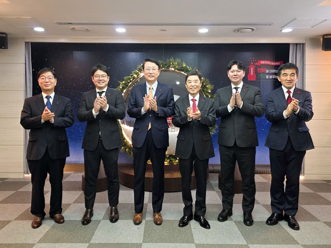 (왼쪽부터) 제현웅 삼성글로벌리서치 부사장, 서준영 삼성전자 노사협의회 사원대표, 장석훈 삼성사회공헌업무총괄 사장, 김병준 사회복지공동모금회 회장, 박종찬 삼성전자 노사협의회 사원대표, 황인식 사회복지공동모금회 사무총장. 사진=삼성