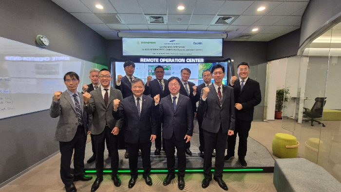 최종웅 삼성중공업 자율운항연구센터장(왼쪽 네 번째)과 론 후앙(Ron Huang) 에버그린 선박사업부 부서장(왼쪽 세 번째), 켄지 타카미(Kenji Takami) 일본 NK선급 대만 지역 매니저(왼쪽 두 번째) 등 관계자들이 SROC 개소 기념촬영을 하고 있다. /사진제공=삼성중공업