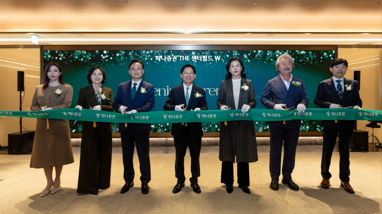 강성묵 하나증권 대표이사(가운데), 조대현 WM그룹장(왼쪽 세번째), 박춘희 하나증권 THE 센터필드 W 센터장(왼쪽 두번째)과 임직원, 손님이 행사에 참여해 기념촬영하고 있다. / 사진제공= 하나증권