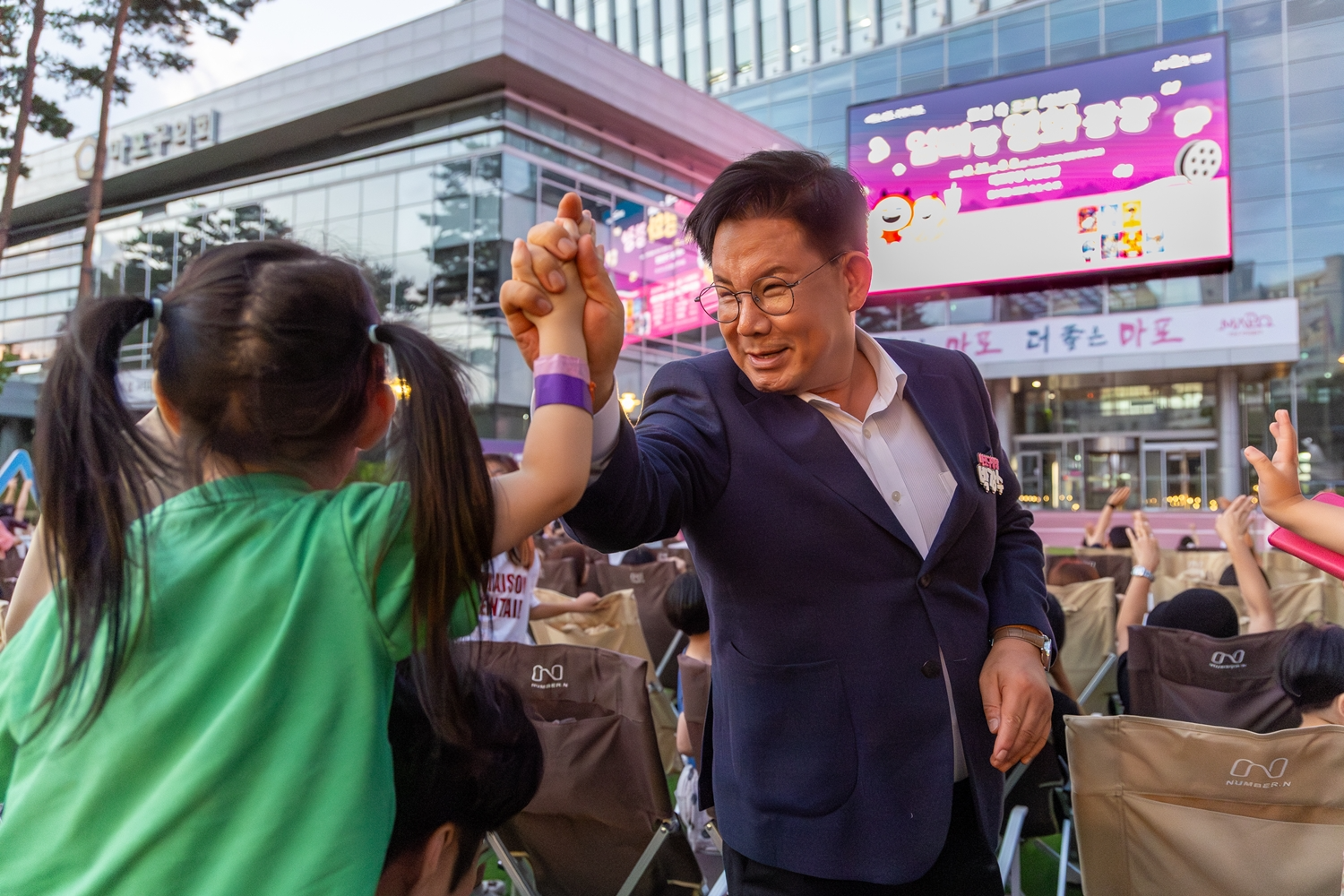 박강수 마포구청장이 엄빠랑 영화광장 행사에 참여한 어린이들과 인사를 하고 있다./사진제공=마포구
