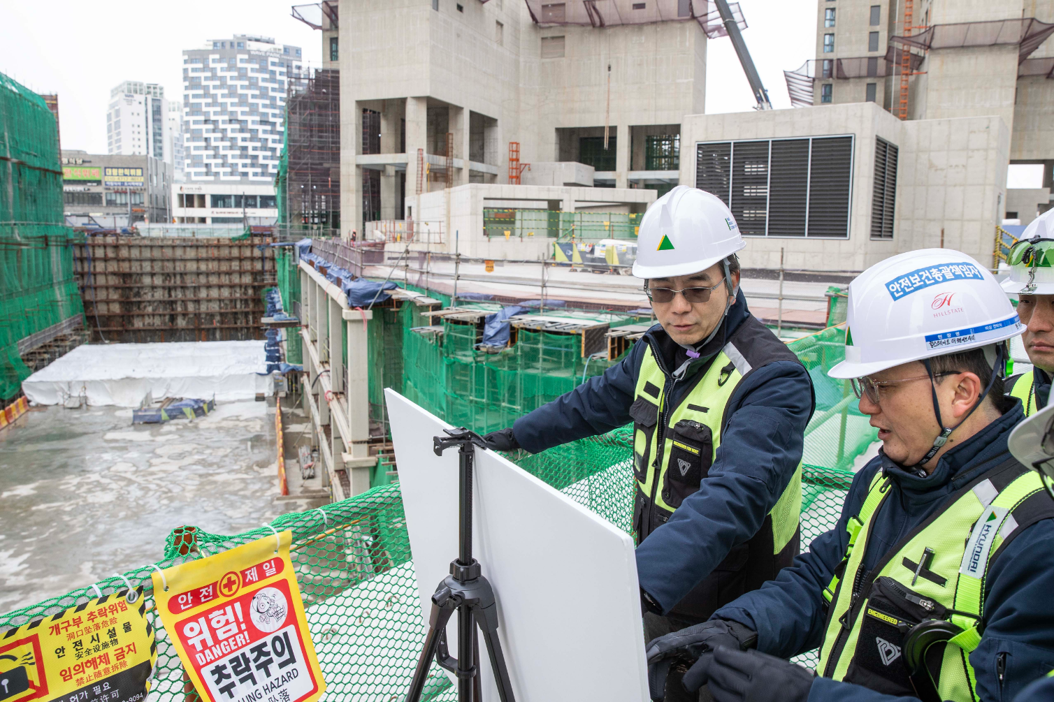 이한우 현대건설 대표이사가 건설 현장을 점검하는 모습./사진제공=현대건설
