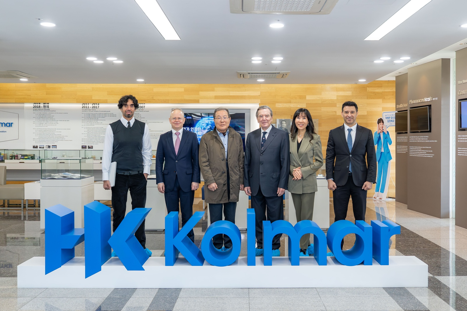 (왼쪽부터) 모하메드 알 호사니 아부다비 투자진흥청(ADIO) 최고책임자, 레이먼드 셰플러 HITI(하이티) 대표, 윤동한 한국콜마 회장, 슈뢰더 전 총리, 김소연 슈뢰더-김 재단 이사장, 메이드 알 함마디 EKFS(에미리트-한국 친선협회) 회장이 공장 투어를 마치고 기념촬영을 하고 있다. /사진=콜마홀딩스