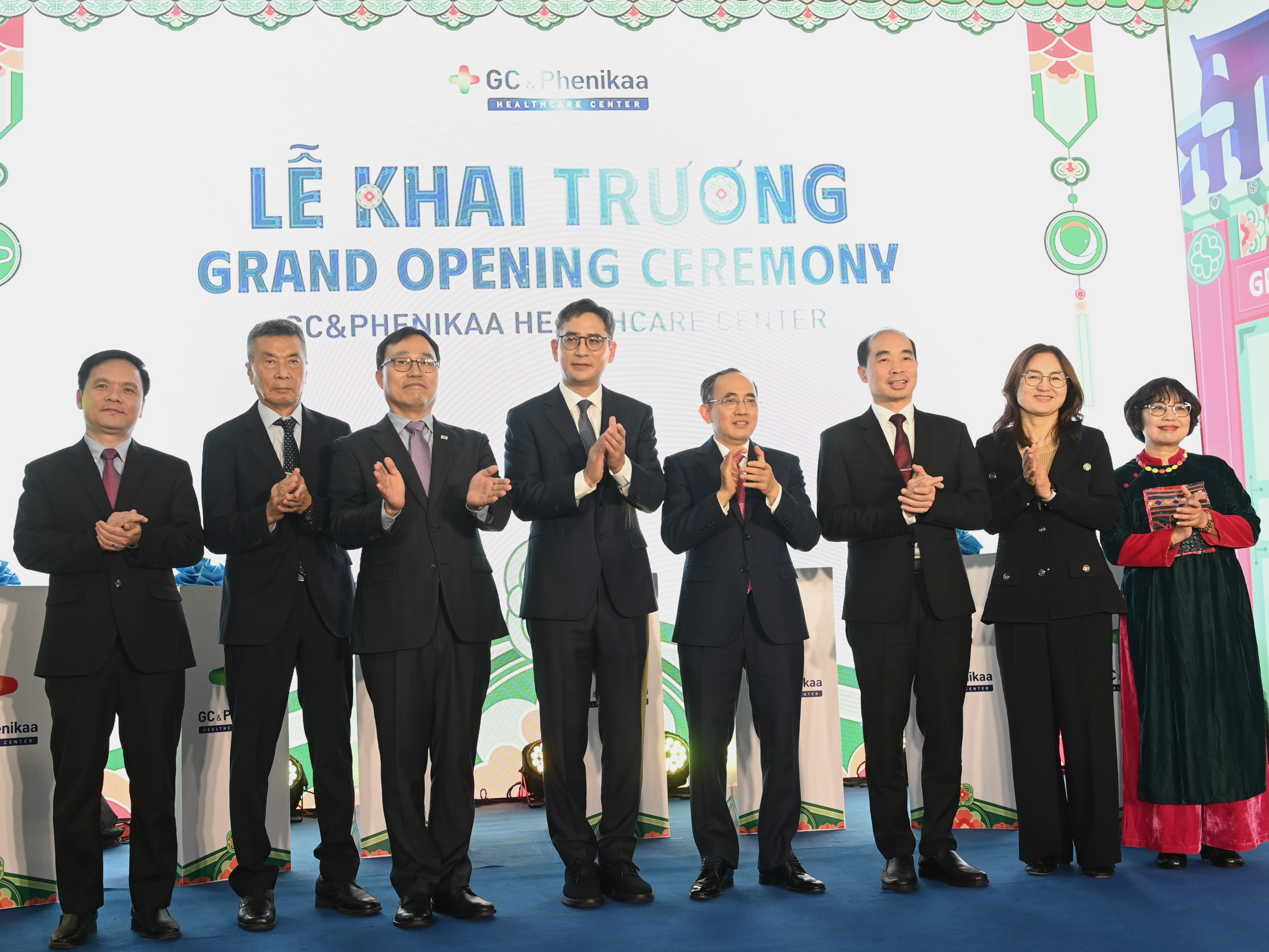 (왼쪽 세번째부터) 주 베트남 대한민국 최영삼 대사, GC(녹십자홀딩스) 허용준 대표이사, 페니카 그룹 호 쑤언 낭 (Ho Xuan Nang) 회장, 하노이 보건청 응웬 딩 흥 (Nguyen Dinh Hung) 부청장 등이 ‘GC&페니카 헬스케어 센터’ 개소식에서 기념촬영을 하고있다. /사진=GC