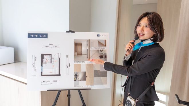 참석한 관계자들에게 자이가이스트가 준공한 모듈러 기숙사 ‘드림 포레스트’를 둘러보며 설명하고 있다./자이가이스트