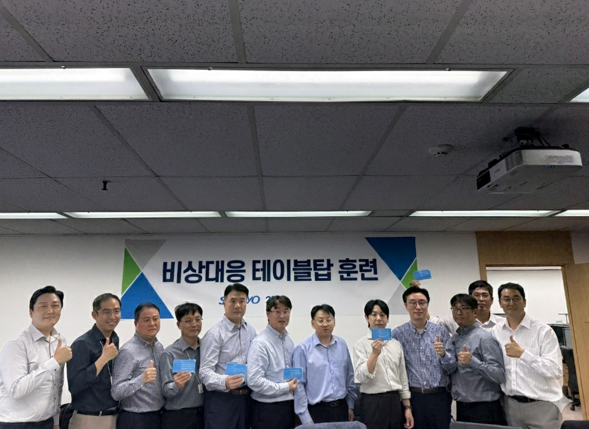 삼표그룹 임직원들이 이마빌딩 본사에서 전사적 위기 대응 역량 강화를 위한 ‘비상상황 대응 테이블탑 훈련’을 실시하고 기념촬영을 하는 모습./사진제공=삼표그룹