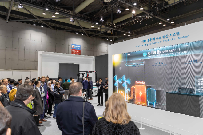 관람객들이 PEM 수전해 수소 생산 시스템 관련 전시물을 둘러보고 있는 모습. / 사진=현대차그룹