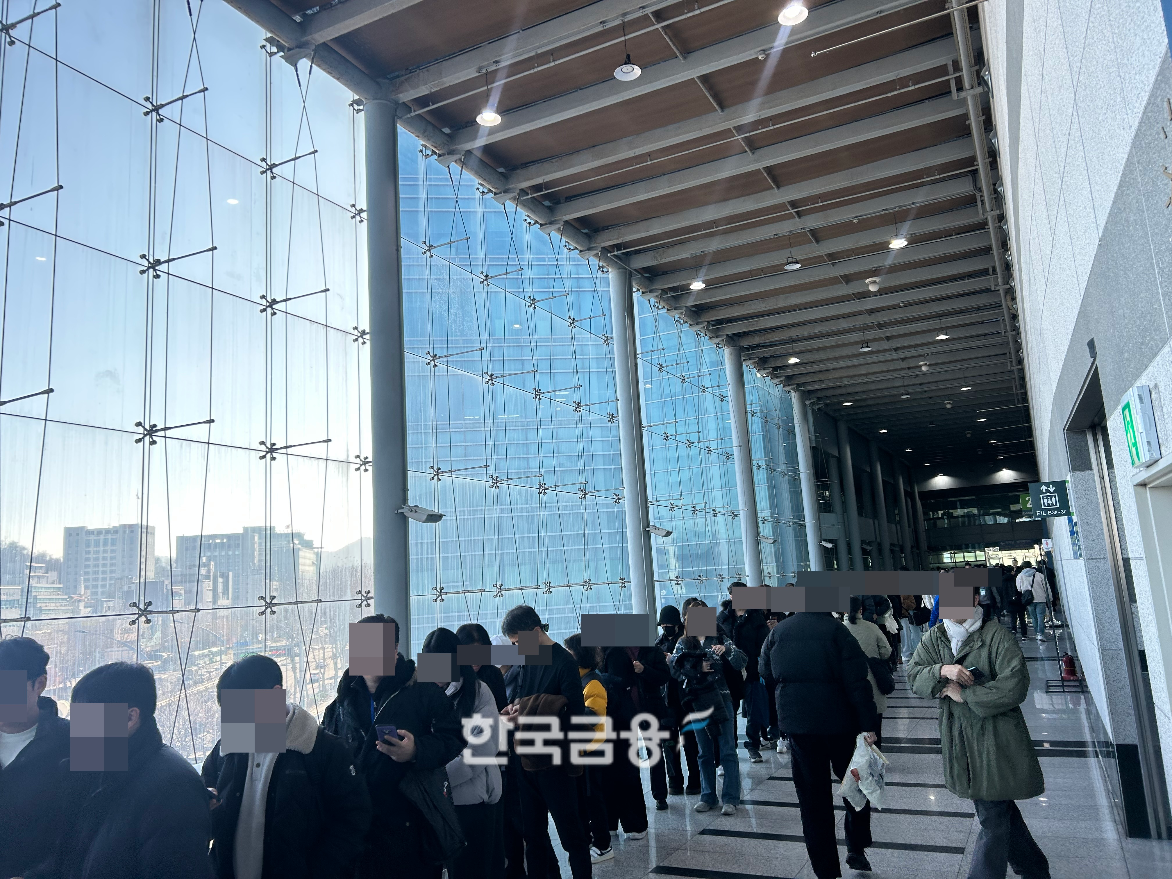 행사장에 입장하기 위해 길게 줄 선 모습. /사진=박슬기 기자