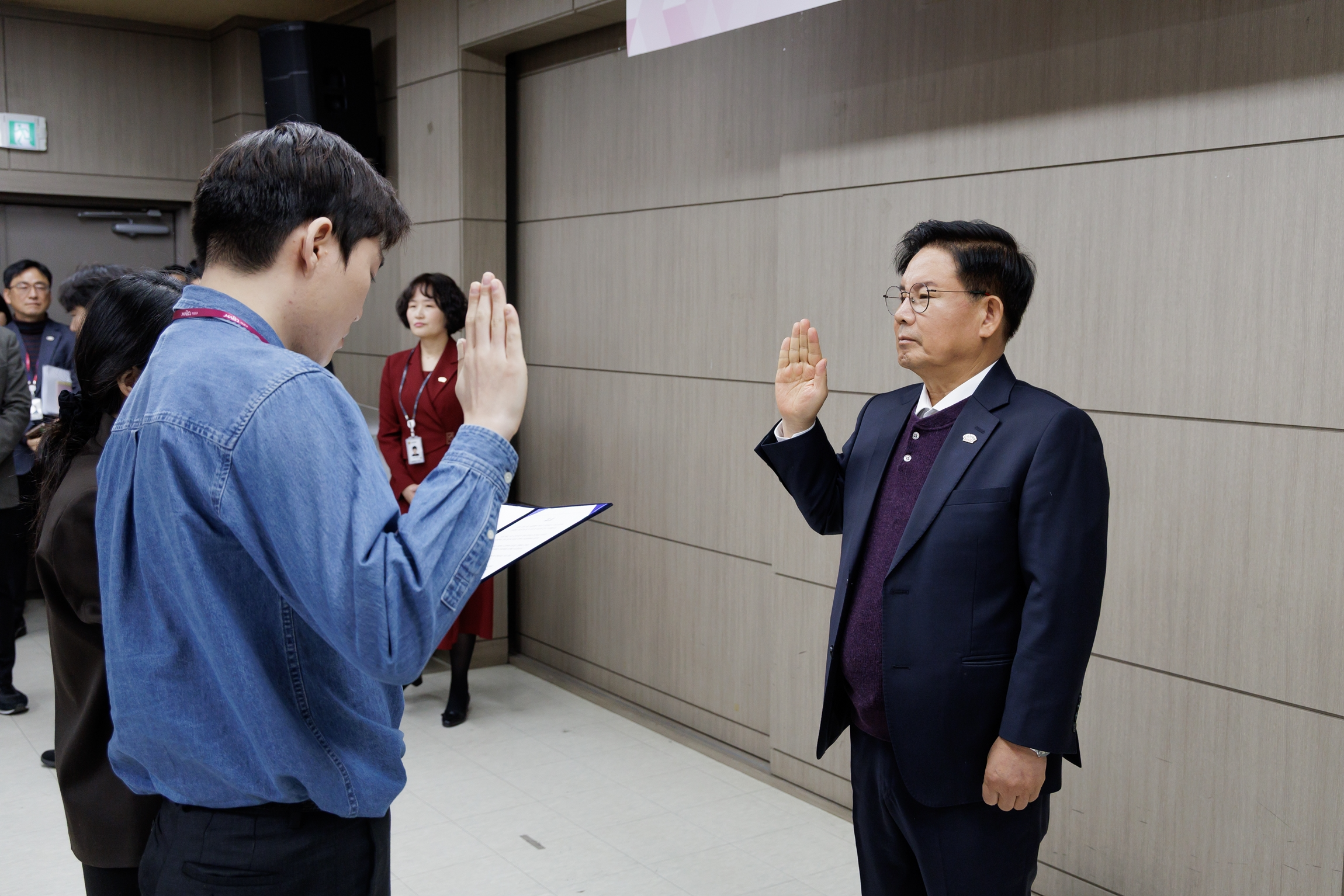 박강수 마포구청장이 신규 직원들과 청렴 실천 서약을 하고 있다./사진제공=마포구