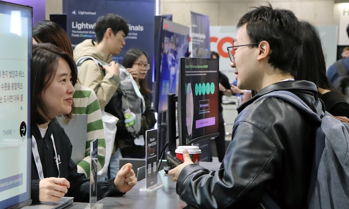 네이버클라우드 관계자가 해외 AI 연구자들에게 팀네이버의 AI 경쟁력을 소개하고 있다. / 사진=네이버클라우드