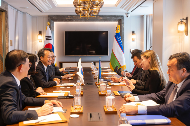 진옥동 신한금융그룹 회장(왼쪽에서 세 번째)을 비롯한 신한금융그룹 경영진과 잠시드 호자예프 우즈베키스탄 부총리를 비롯한 우즈베키스탄 사절단이 면담을 진행하고 있다. / 사진=신한금융그룹