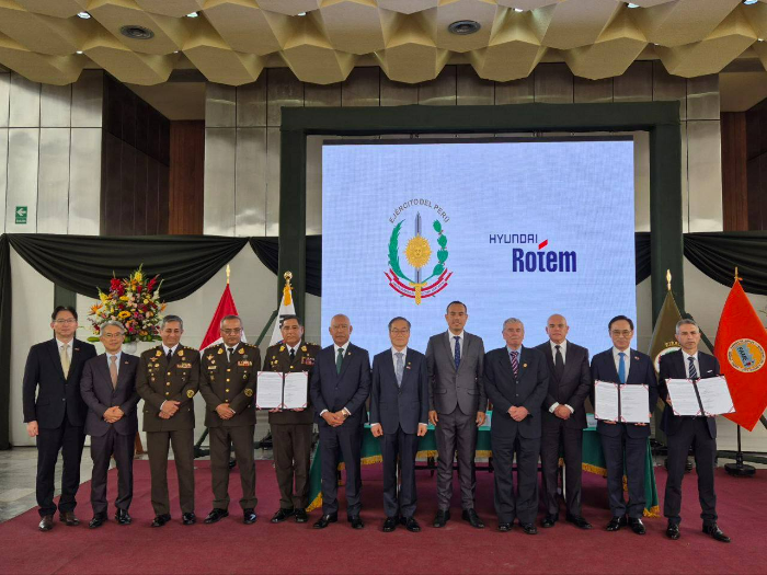 지난 9일(현지 시간) 페루 리마에서 열린 K2 전차 및 K808 차륜형장갑차 공급 총괄합의 체결식에서 참석자들이 기념촬영을 하고 있다. (오른쪽부터) 호르헤 자파타 페루 조병창 대표, 이용배 현대로템 사장, 에르네스토 알바레스 페루 국무총리, 페르난도 로스피글리오시 페루 국회의장, 호세 헤리 페루 대통령, 이용철 방위사업청장, 세사르 디아스 페루 국방부장관, 세사르 브리세뇨 페루 육군 총사령관, 오스왈도 까예 따예도 페루 육군 총참모총장, 호르헤 아레발로 페루 육군 군수사령관, 최종욱 주페루 대한민국 대사, 김태곤 방위사업청 국제협력관. /사진제공=현대로템