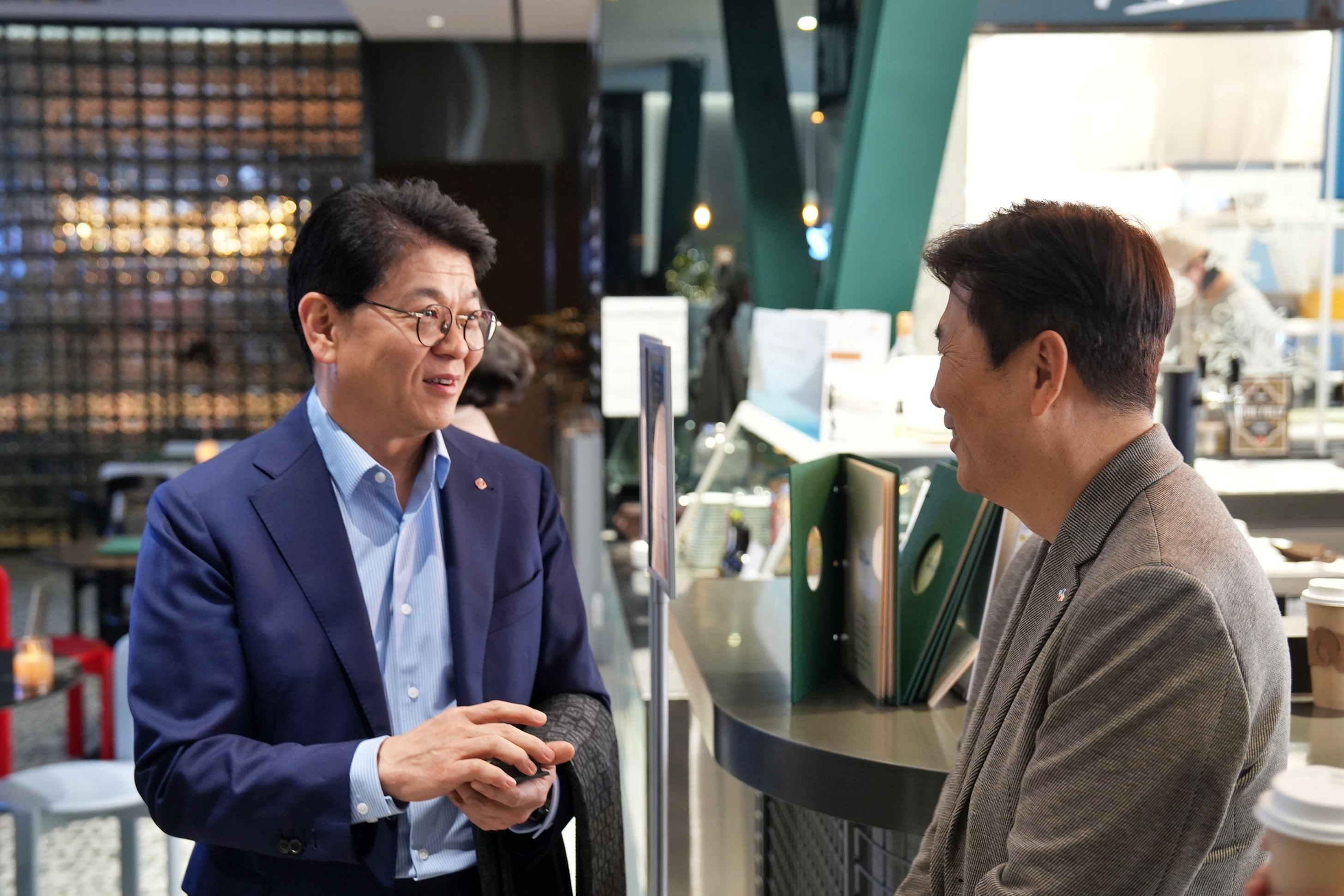 보틀벙커 비스트로에서 진행된 '2026 롯데마트&롯데슈퍼 파트너스 데이'에 참석한 차우철 롯데마트·슈퍼 대표이사(왼쪽) 모습./사진제공=롯데마트