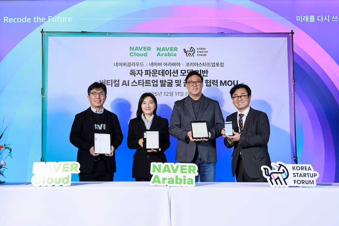 (왼쪽부터) 김유원 네이버클라우드 대표, 채선주 네이버 전략사업 대표, 한상우 코리아스타트업포럼 의장, 구태언 코리아스타트업포럼 정책 부의장이 업무협약을 맺은 후 기념 사진 촬영을 하고 있다. / 사진=네이버클라우드