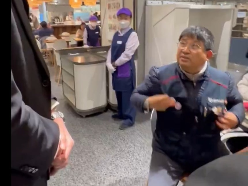 백화점 보안요원에 항의하는 이김춘택 사무장 /사진=X캡처