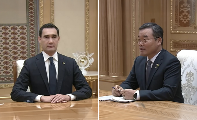 투르크메니스탄 세르다르 베르디무하메도프 대통령(사진 왼쪽)을 예방하고 있는 대우건설 김보현 사장(사진 오른쪽)./사진출처=투르크메니스탄 공식 유튜브 채널 ‘Watan habarlary'