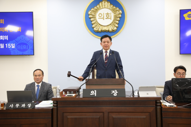 윤판오 의장이 제297회 정례회 회의를 진행하고 있다./중구의회