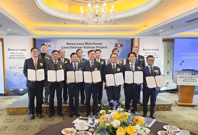 라오스-베트남 연결철도사업 포럼에 참여한 참석자들이 기념촬영을 하는 모습./사진제공=희림