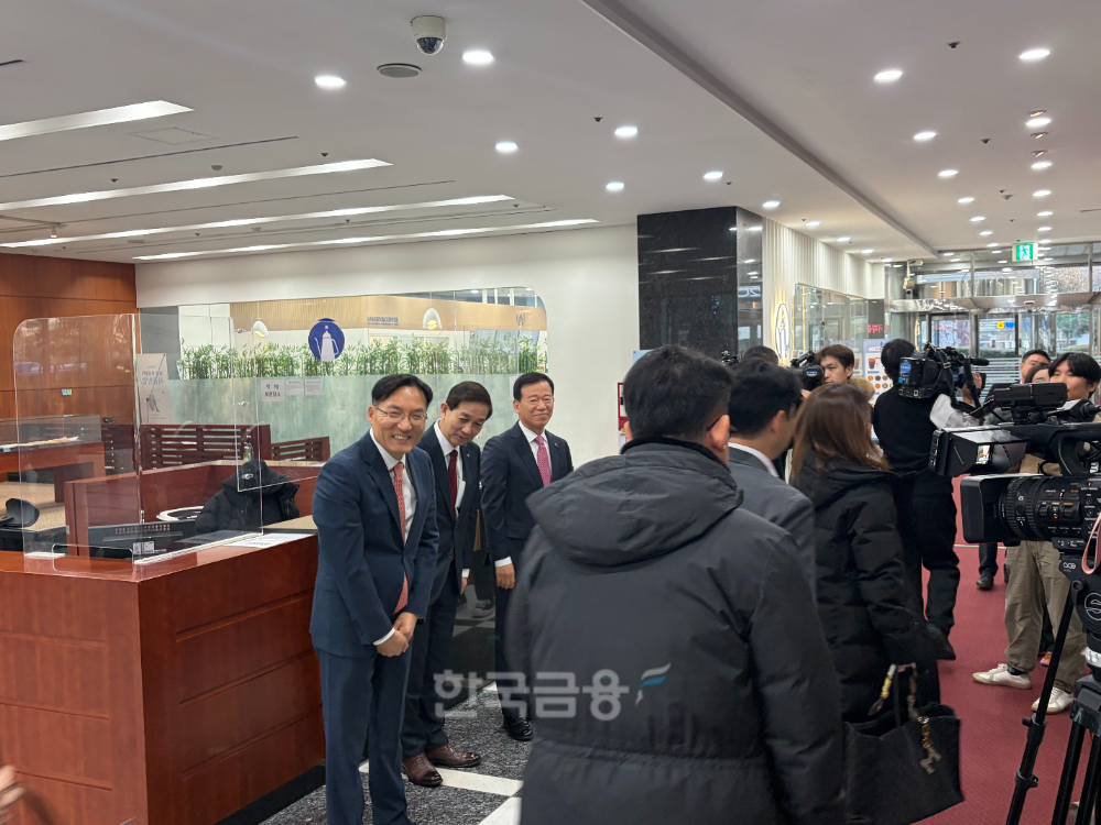 18일 제7대 금투협회장 선거를 앞두고 후보들이 인사를 하고 있다. / 사진=한국금융신문(2025.12.18)