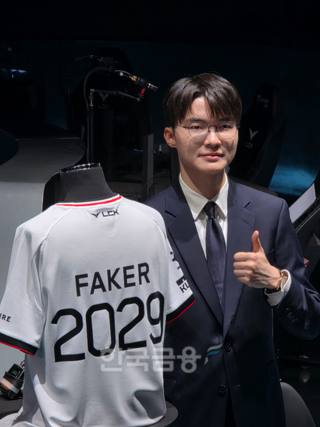 T1 '페이커' 이상혁이 18일 오후 종각 롤파크 아레나에서 진행된 미디어 간담회에서 기념촬영을 하고 있다. / 사진=김재훈 기자