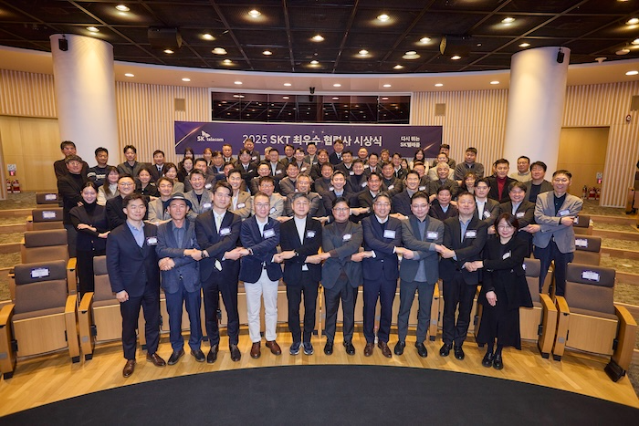 정재헌(맨 앞줄 왼쪽에서 다섯 번째) CEO와 SKT 주요 임원들이 최우수 협력사 대표들과 함께 기념 촬영하는 모습. / 사진=SKT