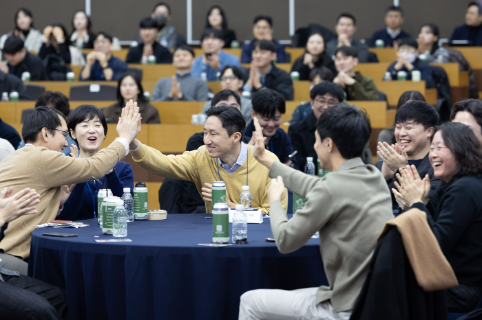 정기선 HD현대 회장이 23일 울산 HD현대중공업 인재교육원에서 MZ 직원들과 기업문화 개선 아이디어 공유회인 '하이파이브 데이(HI-5 DAY)'를 진행했다. /사진제공=HD현대