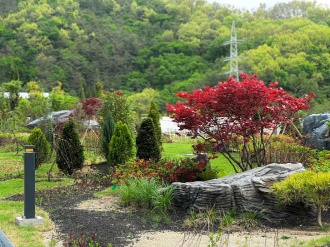 현대엔지니어링 '힐스테이트 향동' 옥상에 조성된 암석원./사진제공=현대엔지니어링
