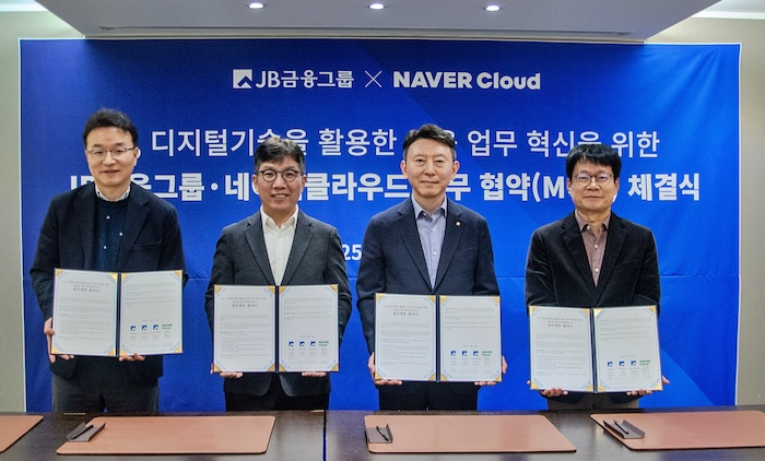 (왼쪽부터) 이재관 JB우리캐피탈 상무, 김유원 네이버클라우드 대표, 탁형재 전북은행 부행장, 변동하 광주은행 부행장이 업무협약 후 기념사진 촬영을 하고 있다. / 사진=네이버클라우드