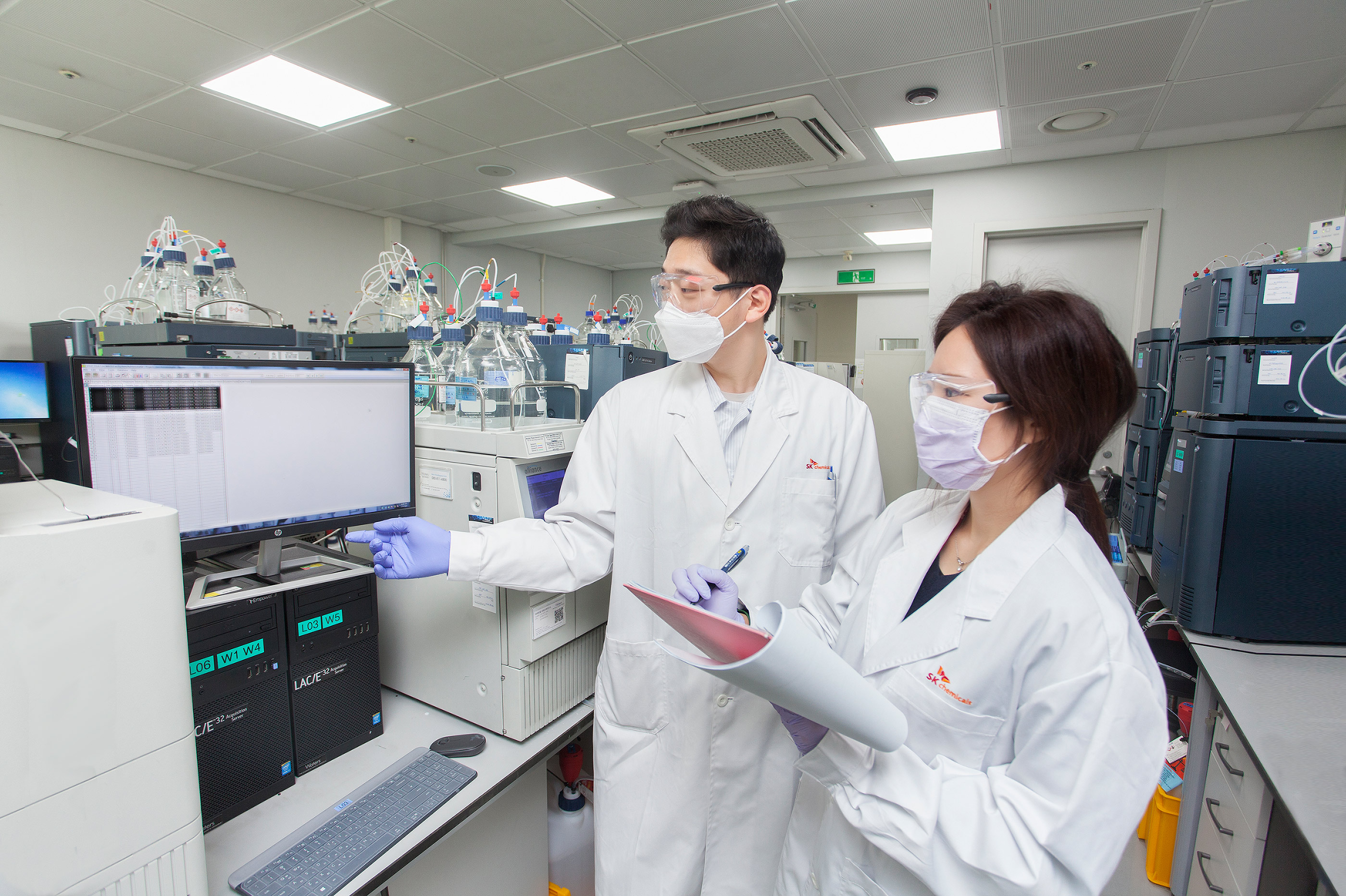 SK케미칼 연구원이 신약 개발 연구 분석 결과를 점검하고 있다. /사진=SK케미칼