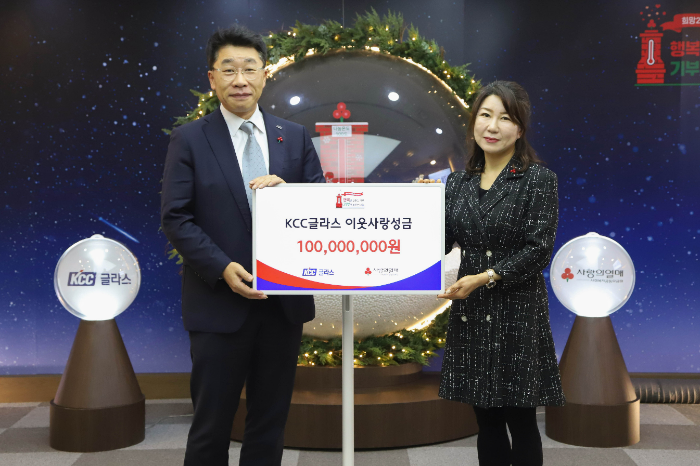 성금 전달식에서 기념 촬영을 하는 박은서 KCC글라스 이사(왼쪽)와 김경희 사회복지공동모금회 사회공헌본부장. /사진제공=KCC글라스
