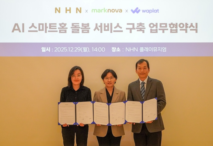 (왼쪽부터) 이새미 와플랫 팀장, 황선영 NHN 법무정책그룹 이사 겸 와플랫 대표, 최혁 마크노바 최혁 대표. / 사진=NHN