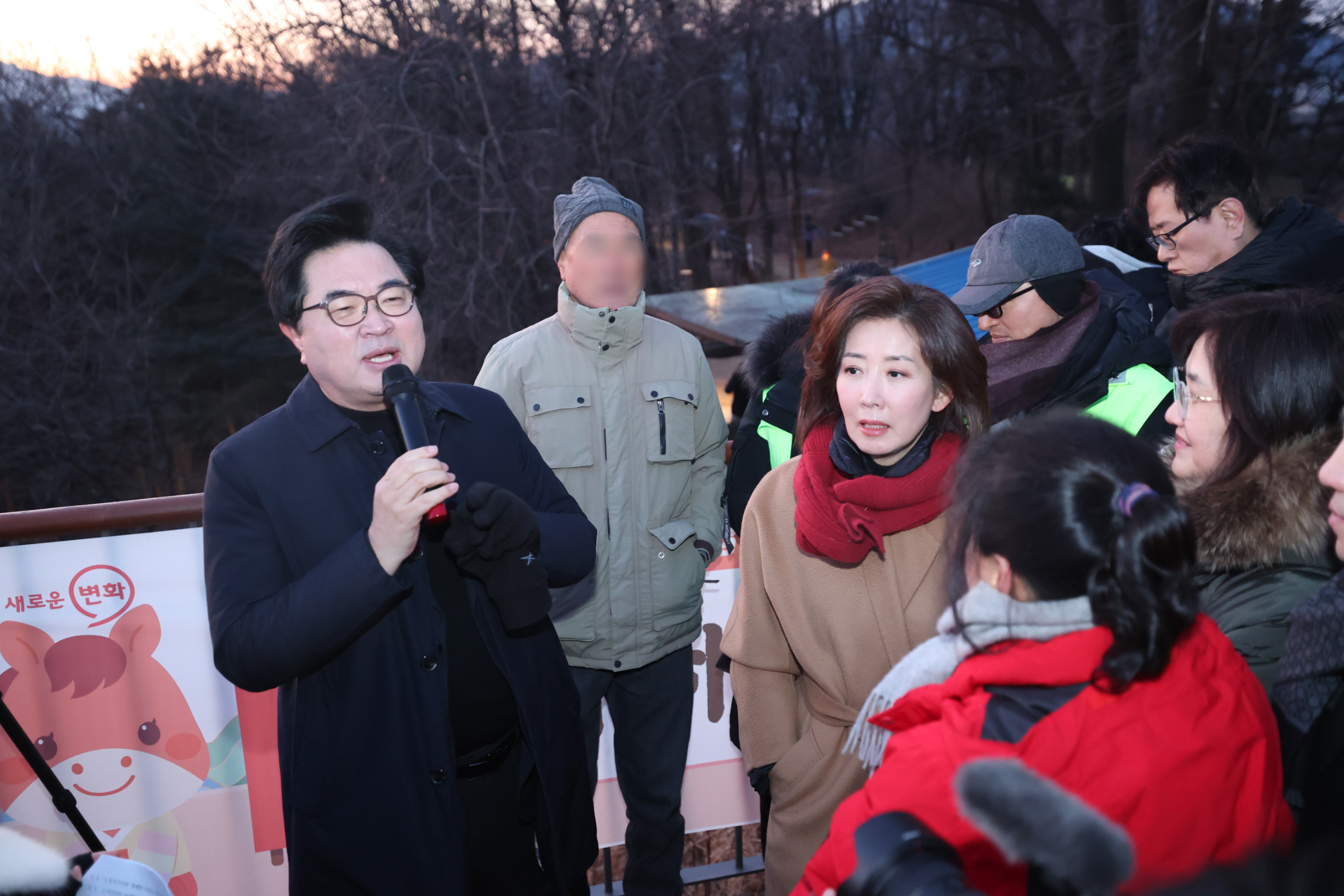 박일하 동작구청장이 지난 1일 서달산 해맞이광장에서 열린 신년 행사에 참석해 인사말을 하고 있다./사진제공=동작구