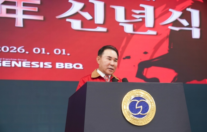 윤홍근 제너시스BBQ 그룹 회장이 창사 31주년 신년사를 통해 'BBQ 신(新)경영'을 공식 선언하고 있다. /사진=제너시스BBQ