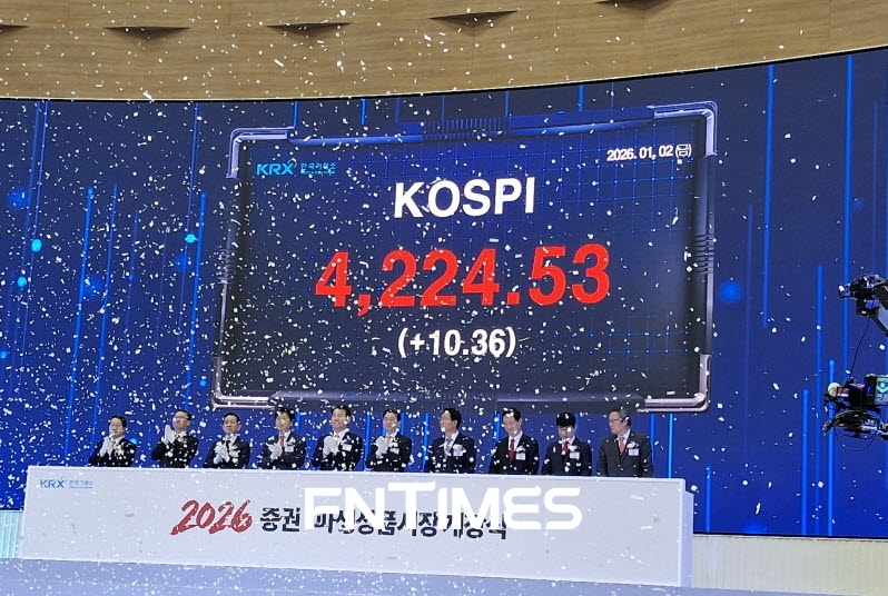 2026년 병오년(丙午年) 새해, 한국 자본시장이 '코리아 디스카운트(저평가)'를 넘어 '코리아 프리미엄' 시대로의 진입을 공식 선언했다. 지난달 코스피가 사상 유례없는 4,200선에 안착한 가운데, 정부와 국회는 코스피 5,000 시대 개막을 위한 전폭적인 지원을 약속했다. 개장식 축포정경 . 사진=한국금융신문