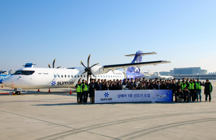 김포공항에 도착한 섬에어 1호기 앞에서 섬에어 전직원이 기념 촬영을 하고 있다. /사진제공=섬에어