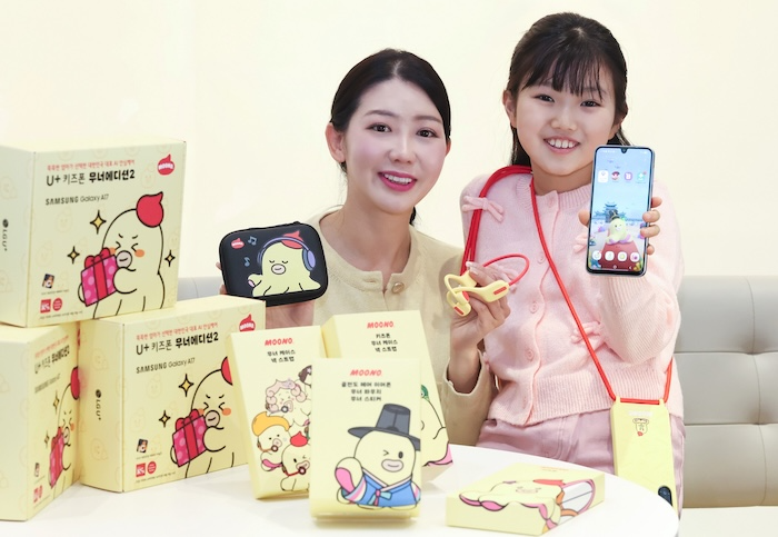 LG유플러스 모델이 U+키즈폰 무너폰2를 소개하는 모습. /사진=LG유플러스