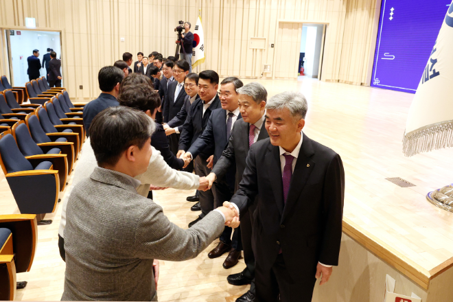 정원주 회장(사진 오른쪽) 등 주요 경영진이 신년 하례식을 진행하고 있다./사진제공=대우건설