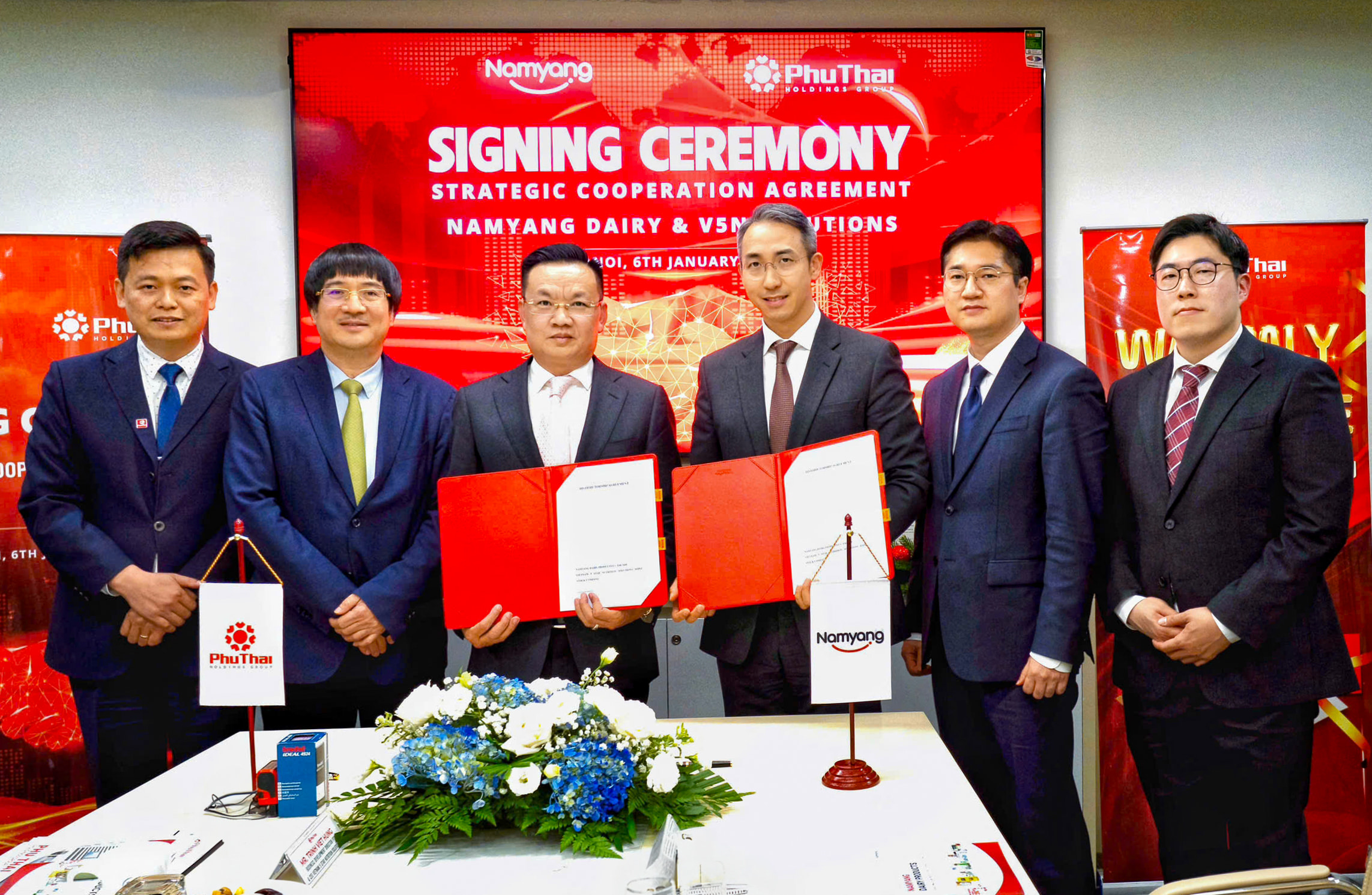 (왼쪽부터) 응우옌 비엣 끄엉 푸타이 그룹 부사장, 팜 딘 도안 회장, 찐 비엣 흥 비즈니스 디벨롭먼트 디렉터, 김승언 남양유업 대표집행임원 사장, 서성현 글로벌사업팀장, 김응식 글로벌사업팀 차장이 파트너십 체결 이후 기념 촬영을 하고 있다. /사진=남양유업