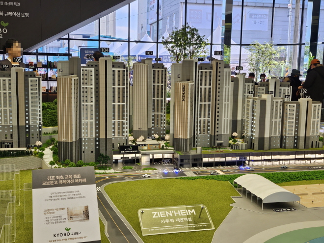 문장건설 사우역 지엔하임 견본주택에 많은 방문객이 모형도를 확인하고 있다./한국금융신문 조범형 기자