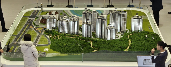 사우역 지엔하임 모형도를 2층에서 바라본 장면. 각 동별로 조망권과 인근 인프라를 확인할 수 있다./한국금융신문 조범형 기자