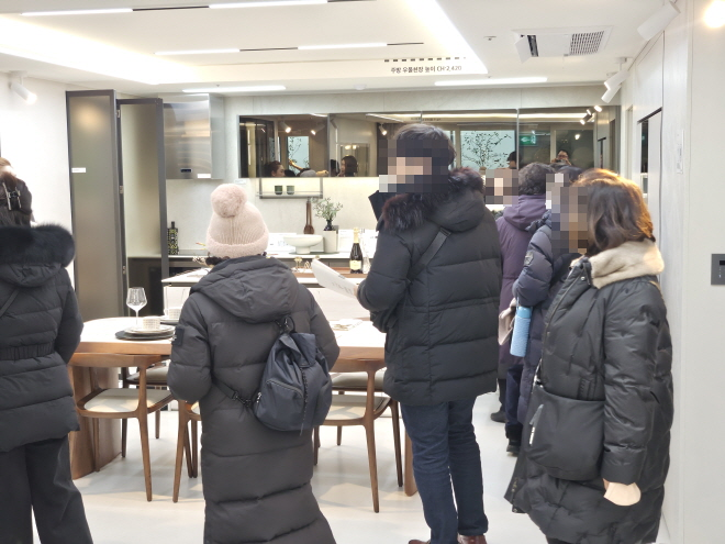 101A㎡타입 유니트를 확인하고 있는 방문객들./한국금융신문 조범형 기자