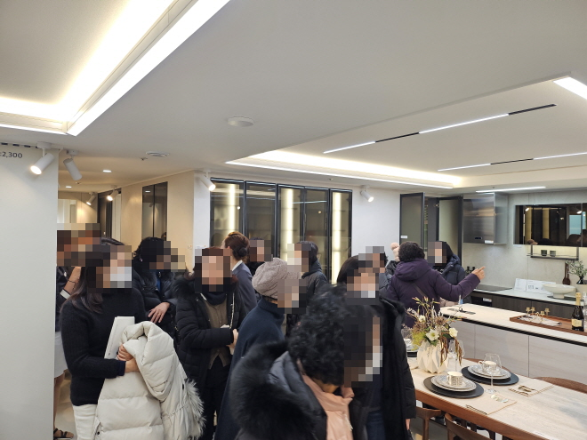 견본주택 유니트에 많은 방문객이 운집했다./한국금융신문 조범형 기자