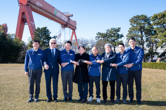 권오갑 HD현대 명예회장이 울산 HD현대중공업 영빈관에서 전임 노조 지부장들과 상생 오찬을 가졌다. (사진 왼쪽 두 번째부터) 정병모 20대 노조 지부장, 권오갑 HD현대 명예회장, 백형록 21대 노조 지부장, 박근태 22대 노조 지부장, 조경근 23대 노조 지부장, 정병천 24대 노조 지부장.