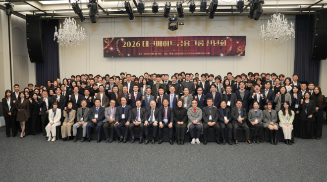 심형석 테크메이트 금융그룹 대표(왼쪽에서 아홉 번째)와 참석자들이 나인트리 프리미어 로카우스 호텔 용산에서 열린 ‘2026 테크메이트 금융그룹 신년회’에서 기념 촬영을 하고 있다.(2026.01.09.)/사진 제공 = 테크메이트코리아