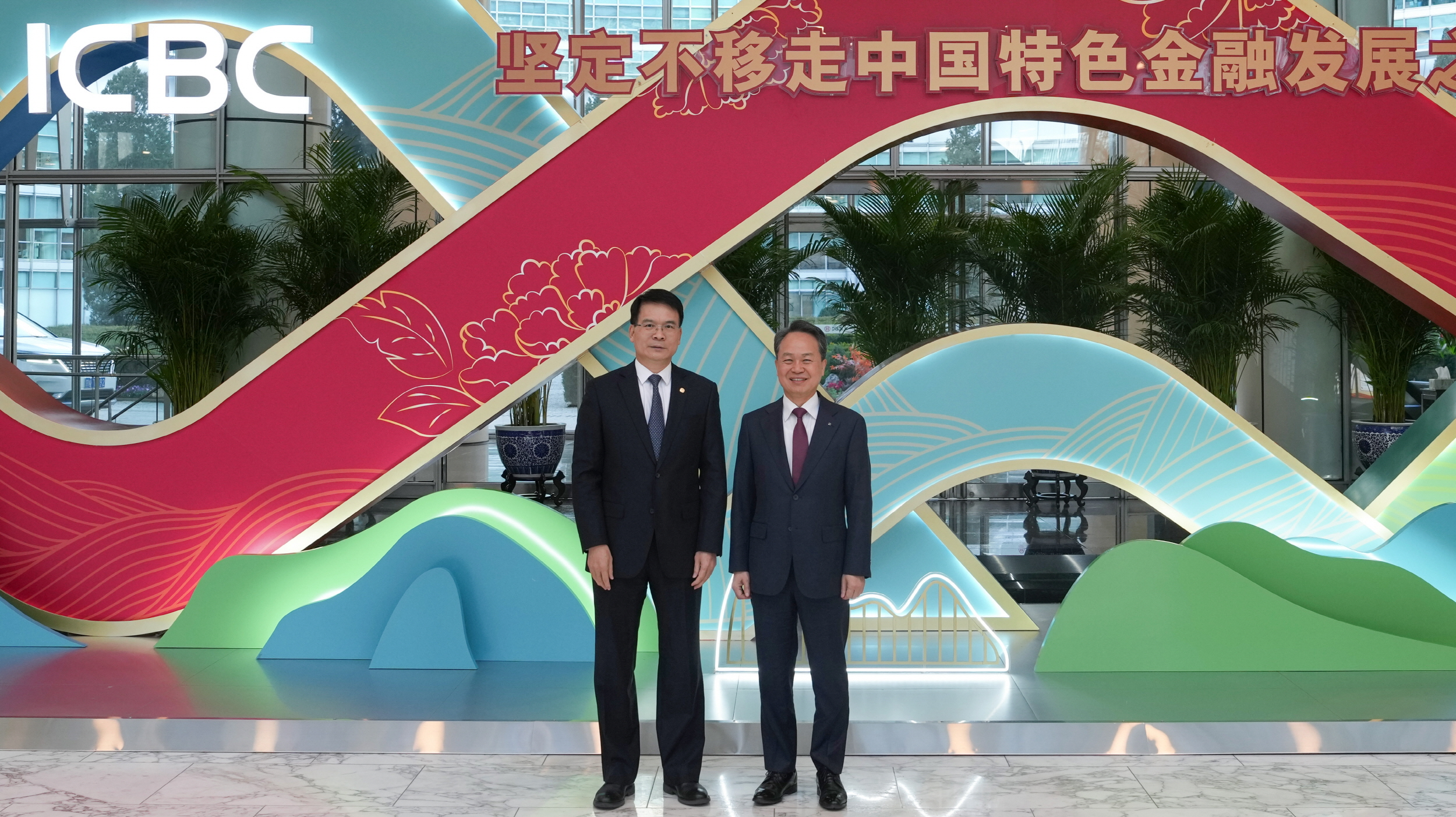 진옥동 신한금융그룹 회장(오른쪽)과 랴오 린 ICBC 회장(왼쪽)이 지난 5일 면담 이후 기념촬영을 하고 있다. / 사진제공=신한금융그룹