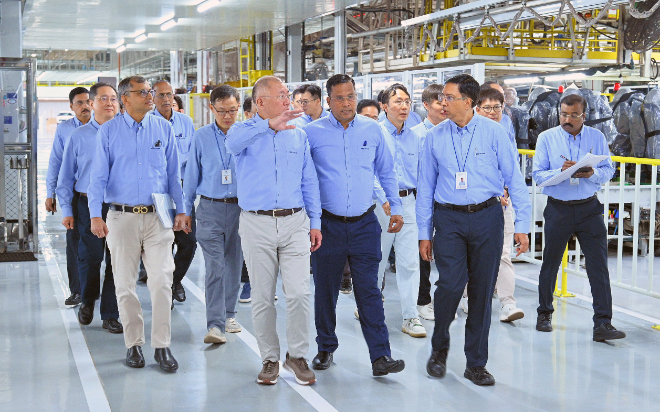 현대차그룹 정의선 회장이 현대차 인도 첸나이공장 임직원들과 함께 생산 라인을 점검하고 있다.(앞줄 오른쪽부터 무쿤단 현대차 인도 첸나이공장 생산실장, 고팔라 크리쉬난 현대차 인도권역 CMO, 정의선 회장, 타룬 갈그 현대차 인도권역본부장). / 사진=현대차그룹