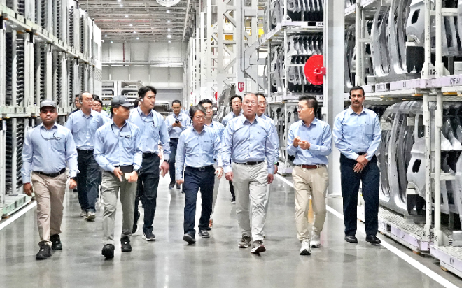 현대차그룹 정의선 회장이 기아 인도 아난타푸르공장 임직원들과 함께 생산 라인을 점검하고 있다.(앞줄 오른쪽부터 벤카데시 기아 인도공장 생산실장, 김용권 기아 인도권역 CMO, 정의선 회장). / 사진=현대차그룹