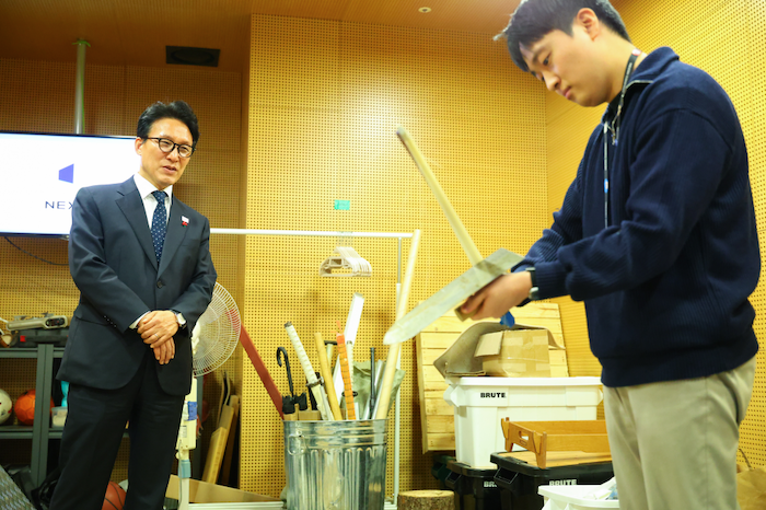 김민석 국무총리가 15일 경기도 성남시 분당구 넥슨을 방문해 경영진과의 간담회 및 게임 효과음 제작 과정에 관해 설명을 듣고 있다. /사진=국무총리비서실