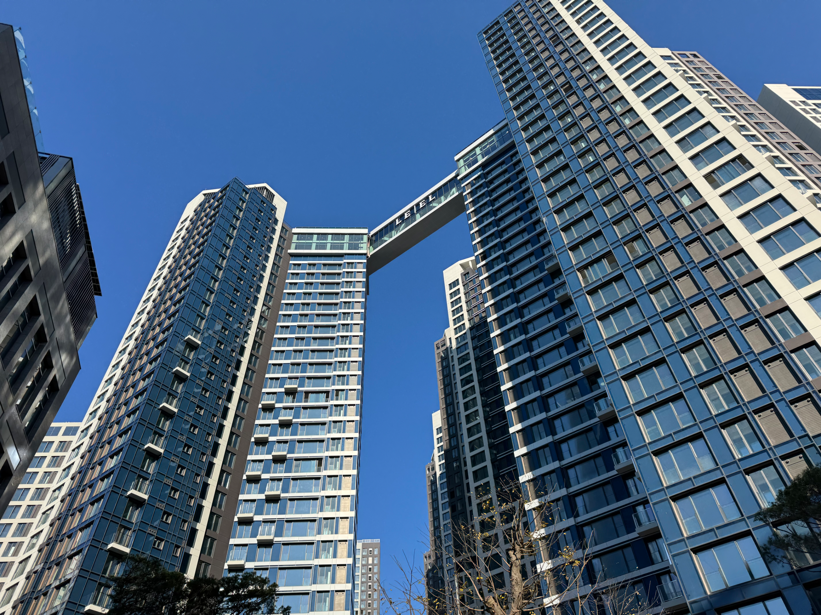 송파구 아파트 최초로 적용한 ‘잠실 르엘’ 스카이브릿지./사진제공=롯데건설